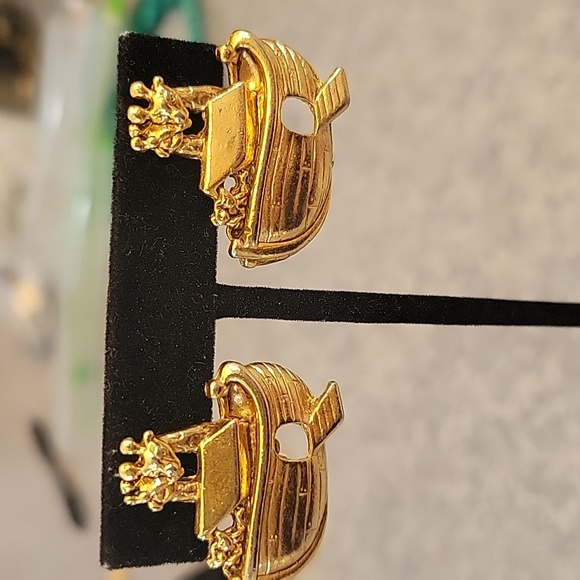 #1B Noah Ark clip on Vintage Earrings - Picture 1 of 2
